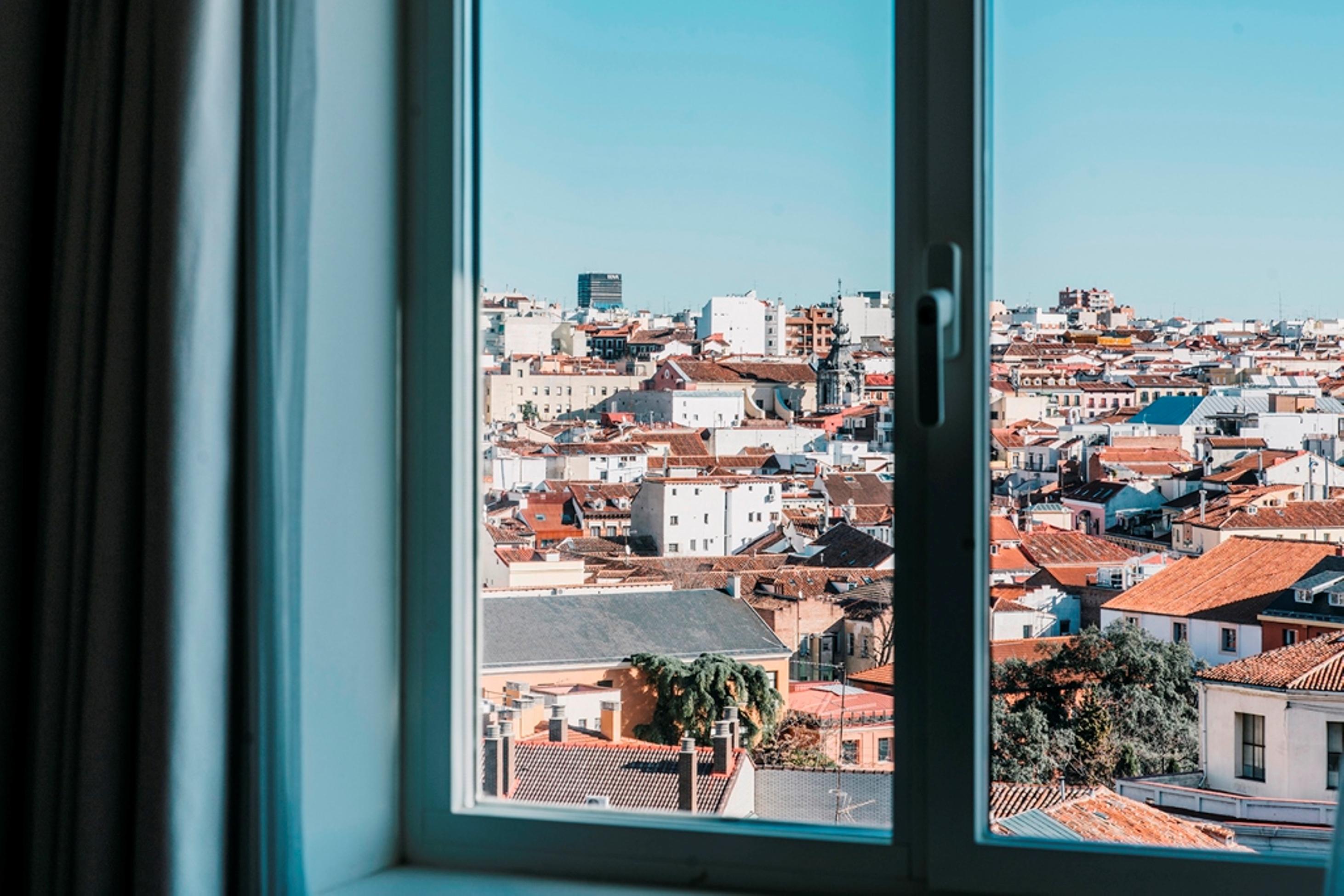 Dear Hotel Madrid Esterno foto View of the city from a window