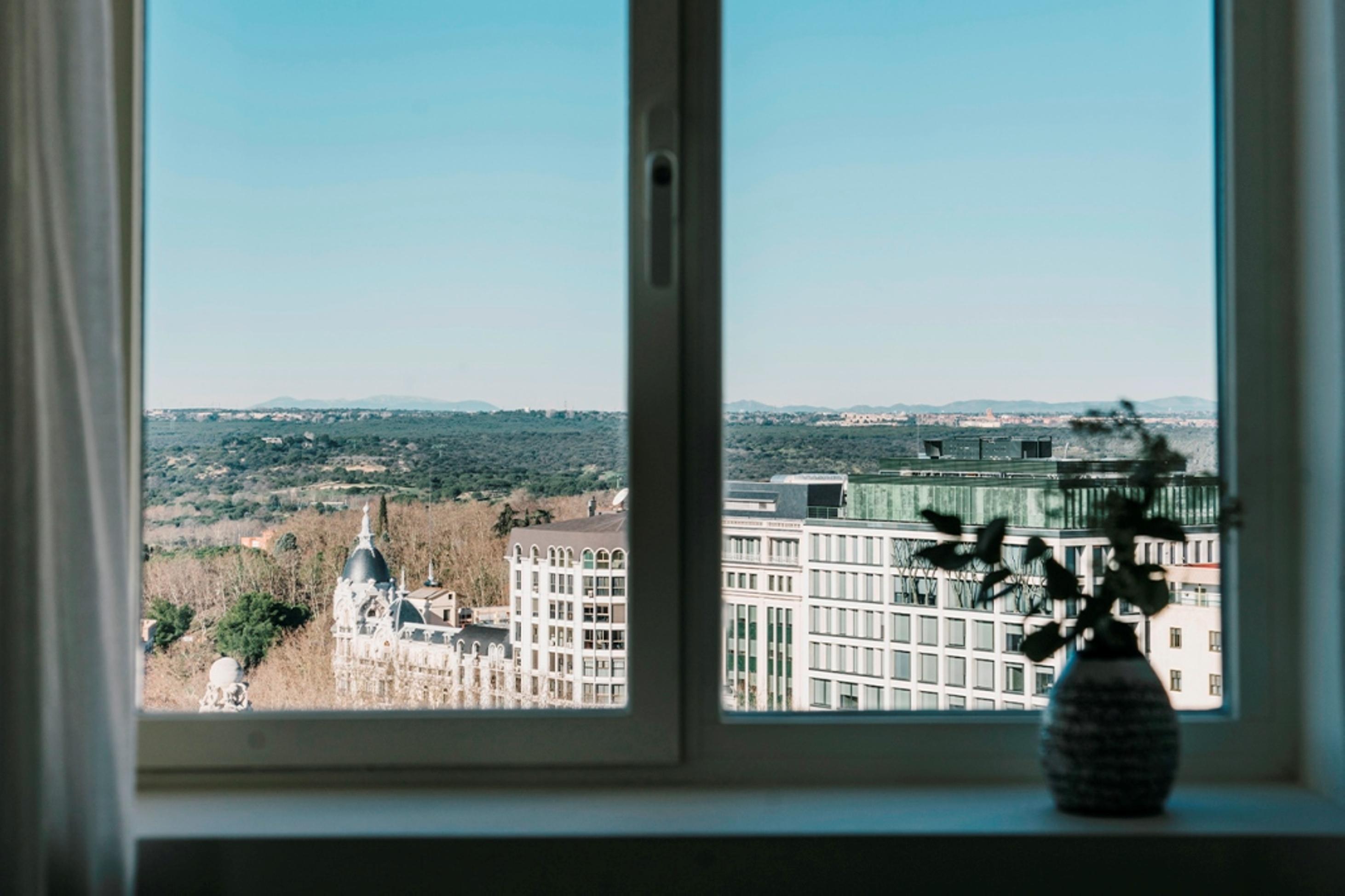 Dear Hotel Madrid Esterno foto Window view of the city of Coimbra.