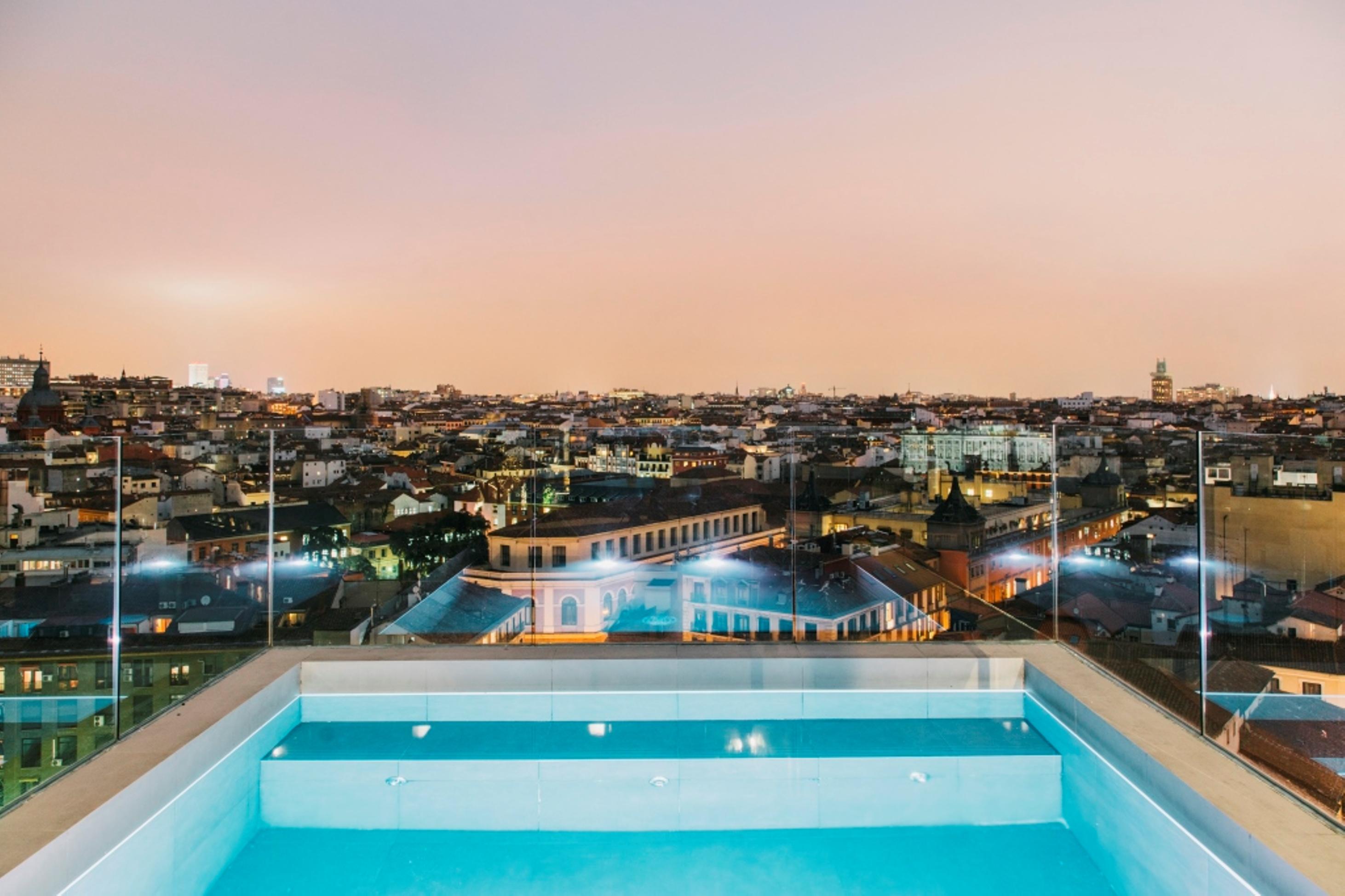Dear Hotel Madrid Esterno foto The swimming pool of the hotel
