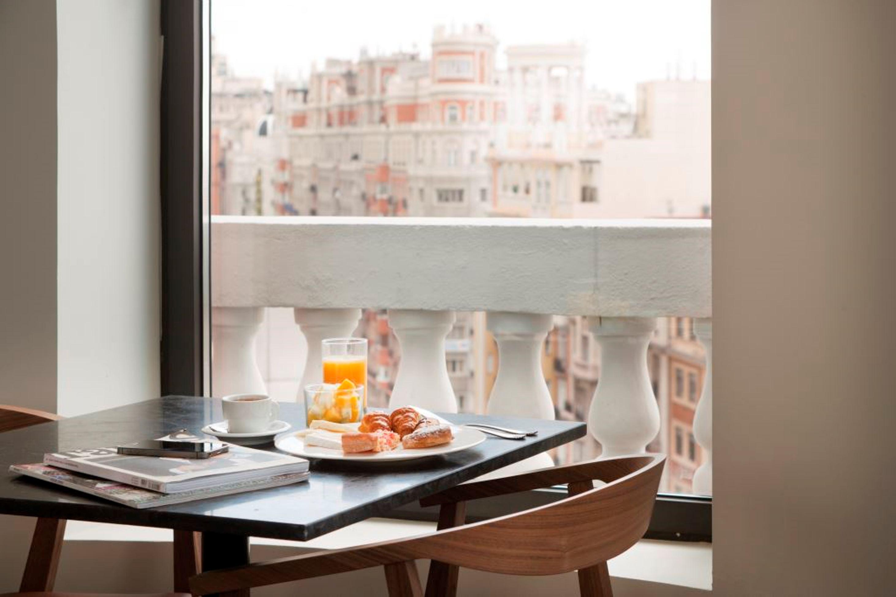 Dear Hotel Madrid Esterno foto Breakfast at the hotel