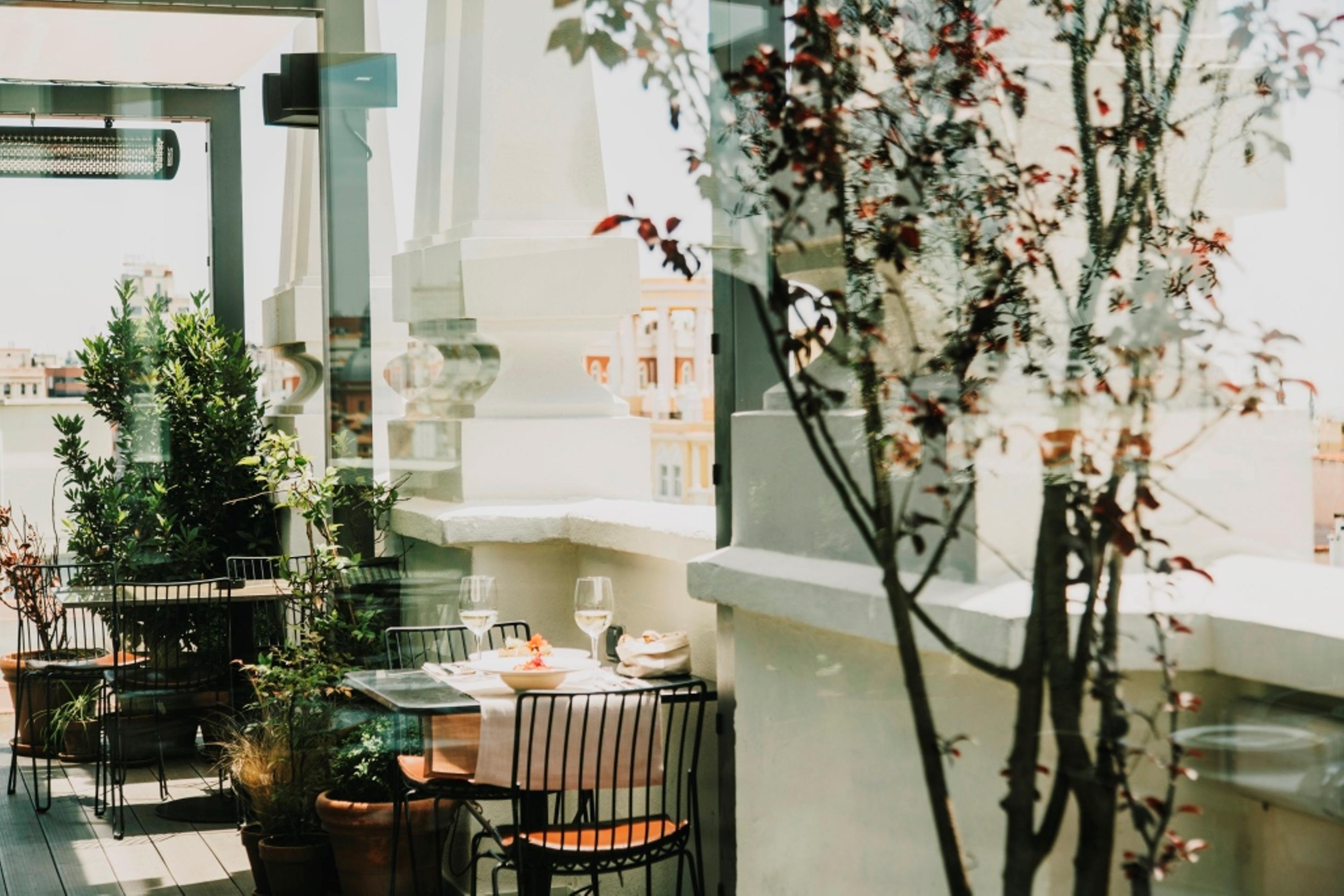 Dear Hotel Madrid Esterno foto Photo of a terrace with a table and chairs