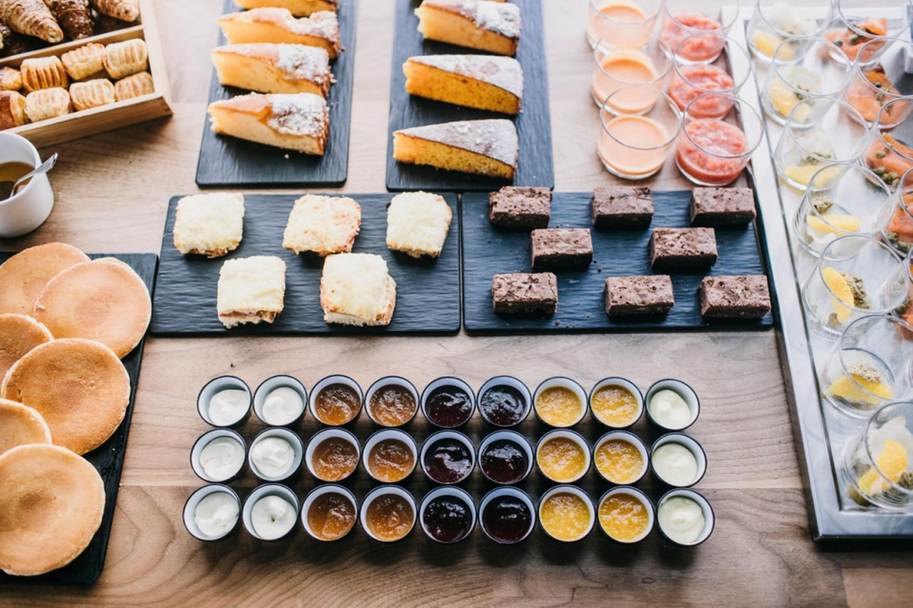 Dear Hotel Madrid Esterno foto Breakfast buffet at the hotel