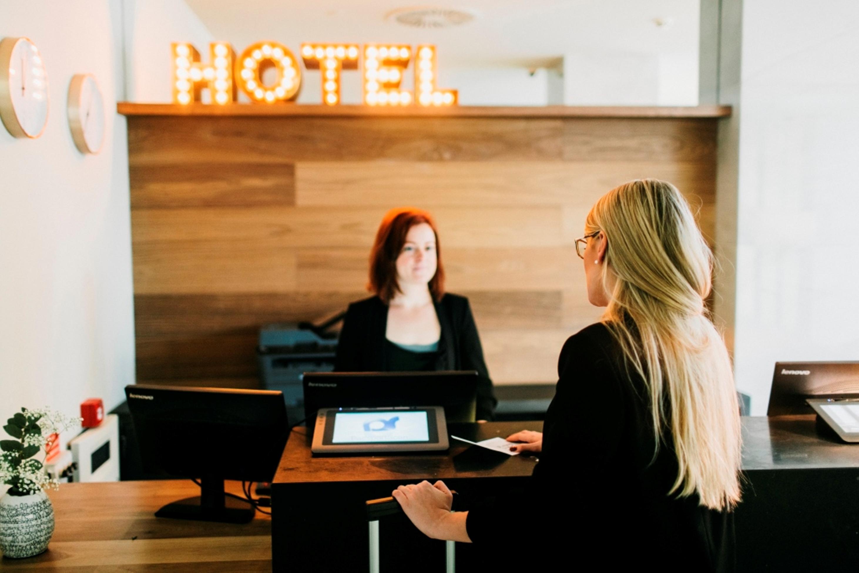 Dear Hotel Madrid Esterno foto Receptionist at a hotel