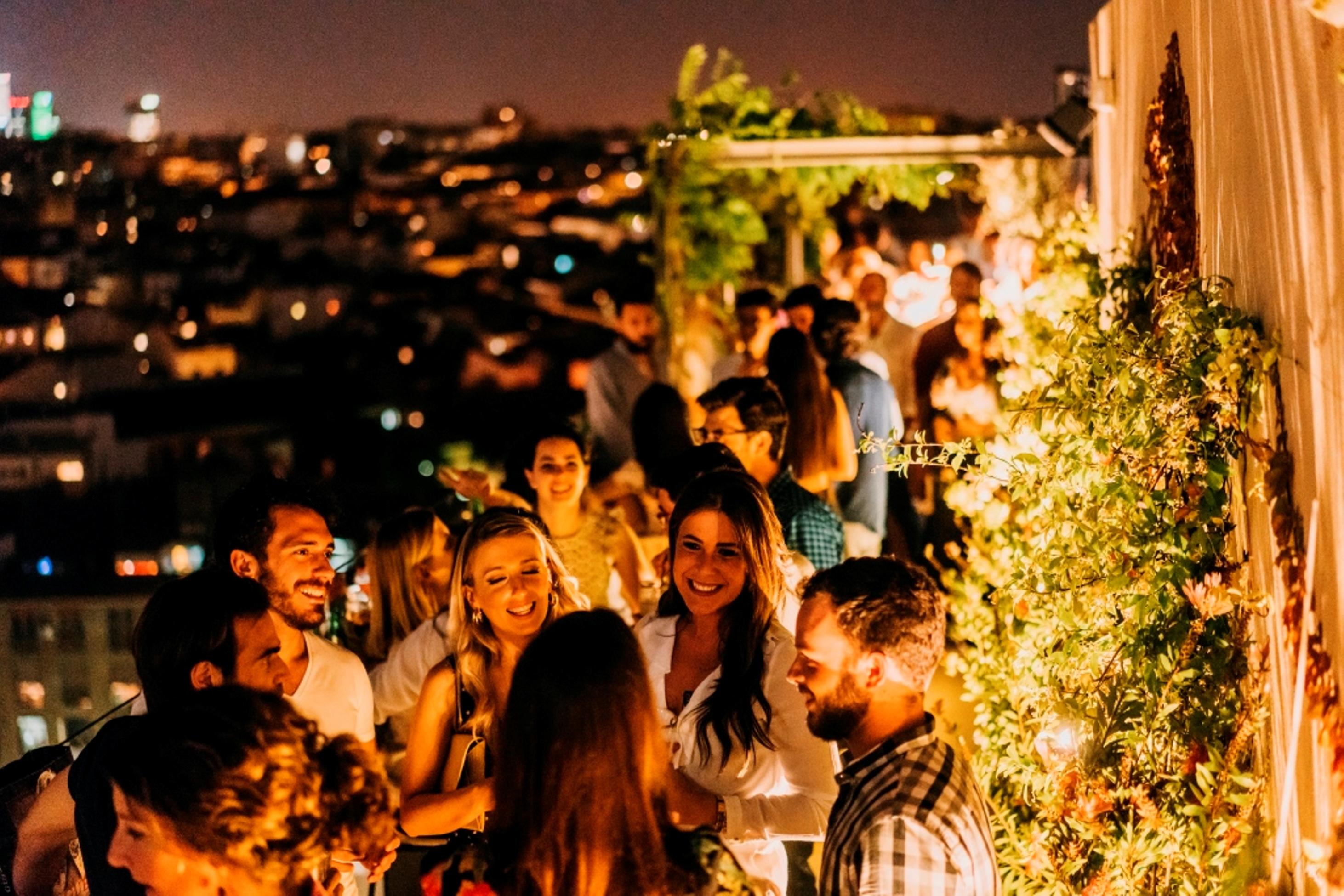 Dear Hotel Madrid Esterno foto "The rooftop party at the hotel is a great way to end a day in the city."