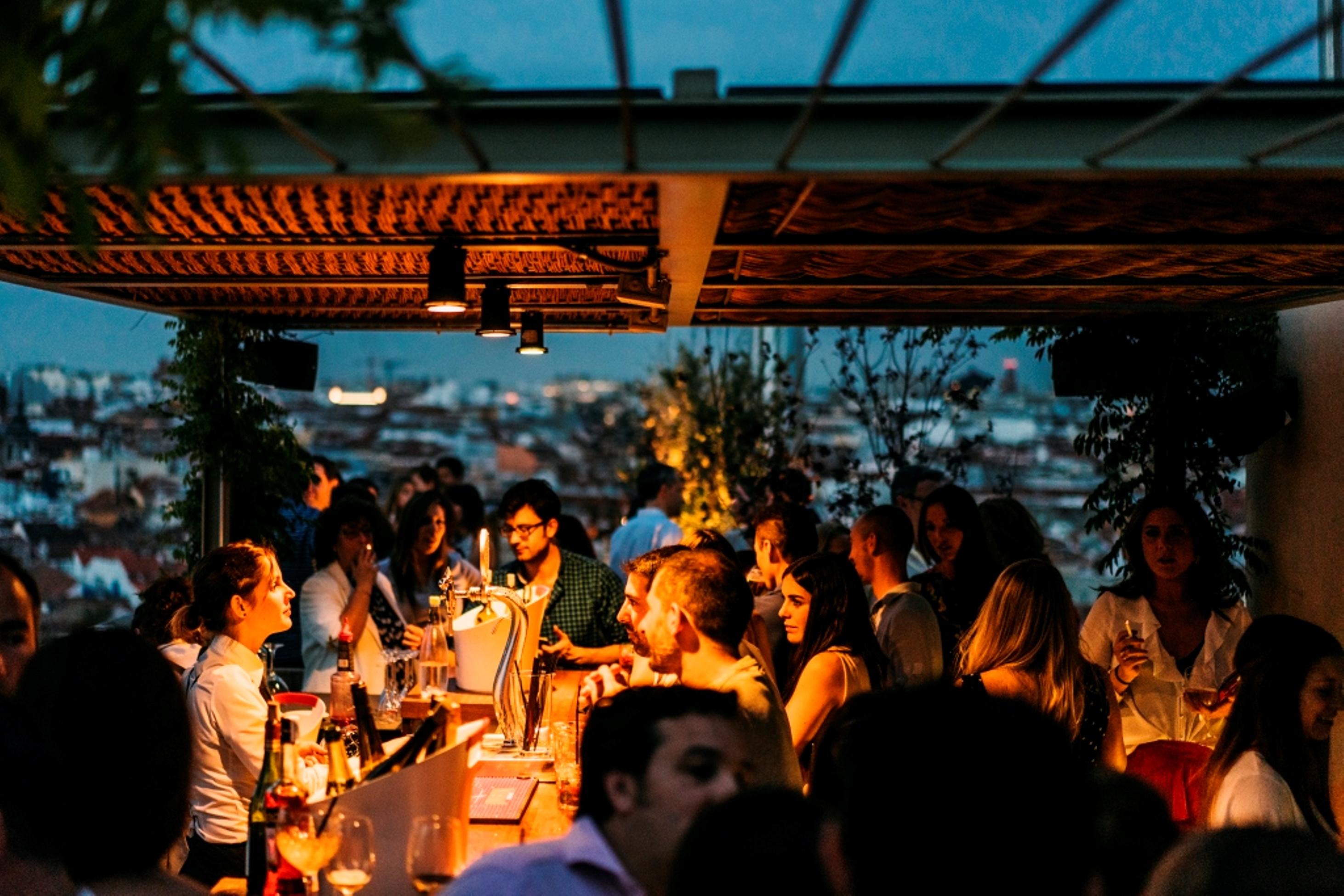 Dear Hotel Madrid Esterno foto The terrace of the bar
