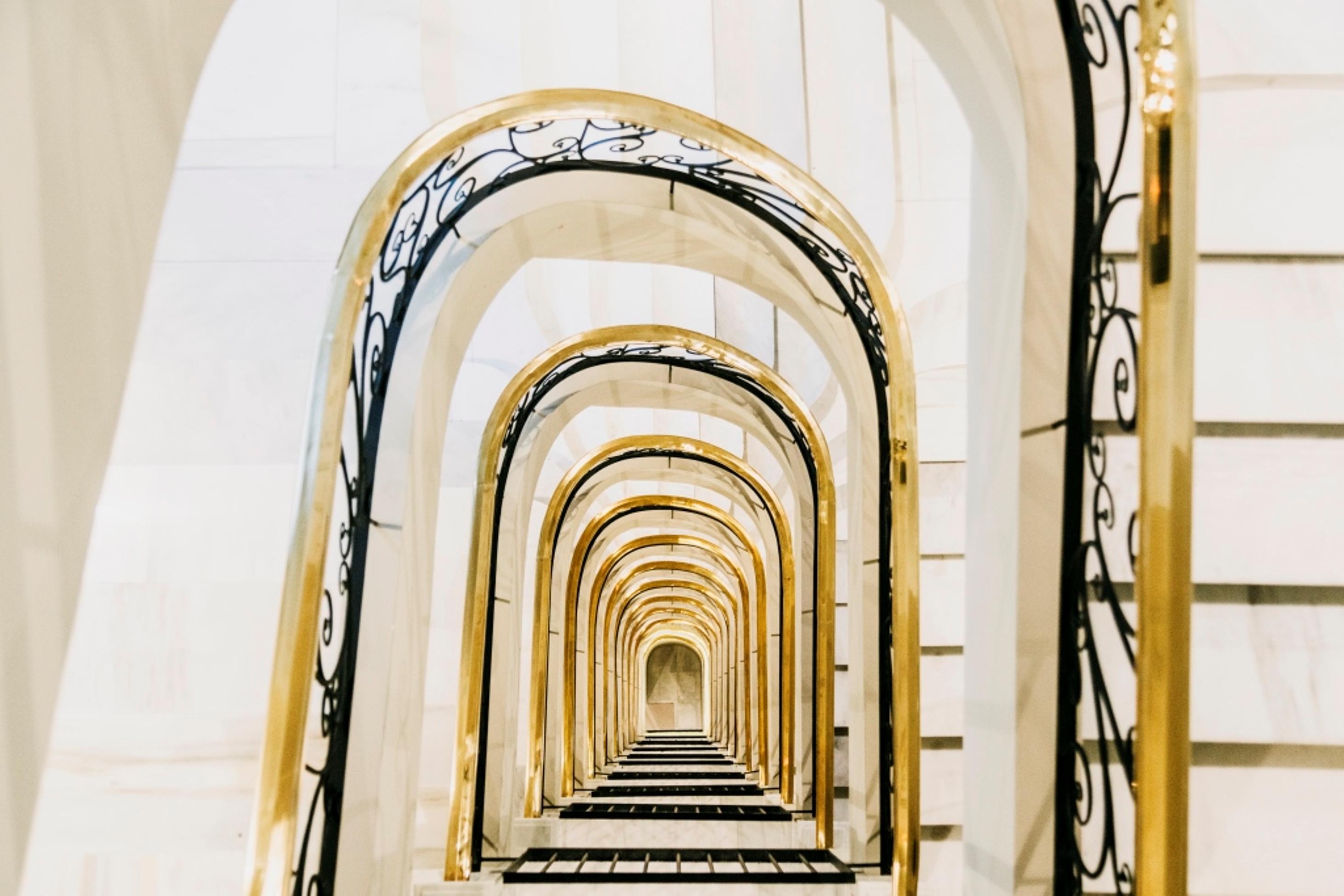 Dear Hotel Madrid Esterno foto "The staircase of the hotel is decorated in the style of the 19th century."