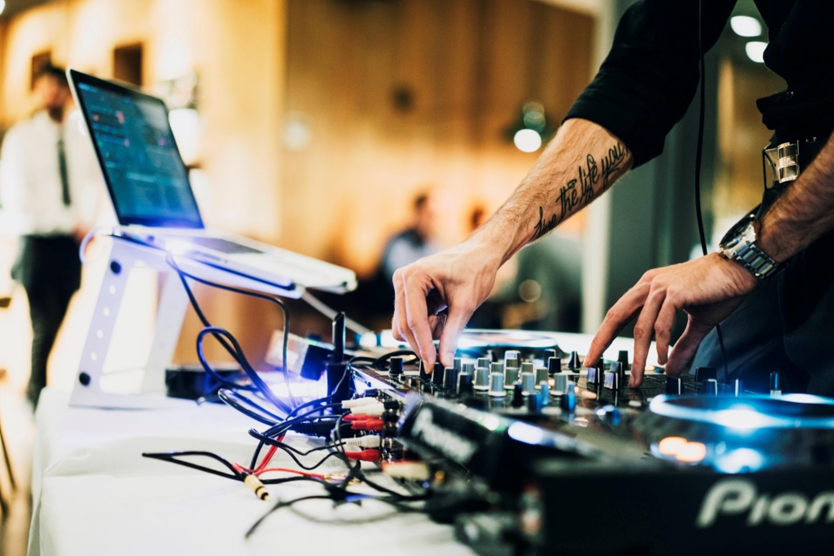 Dear Hotel Madrid Esterno foto DJ performing on a turntable