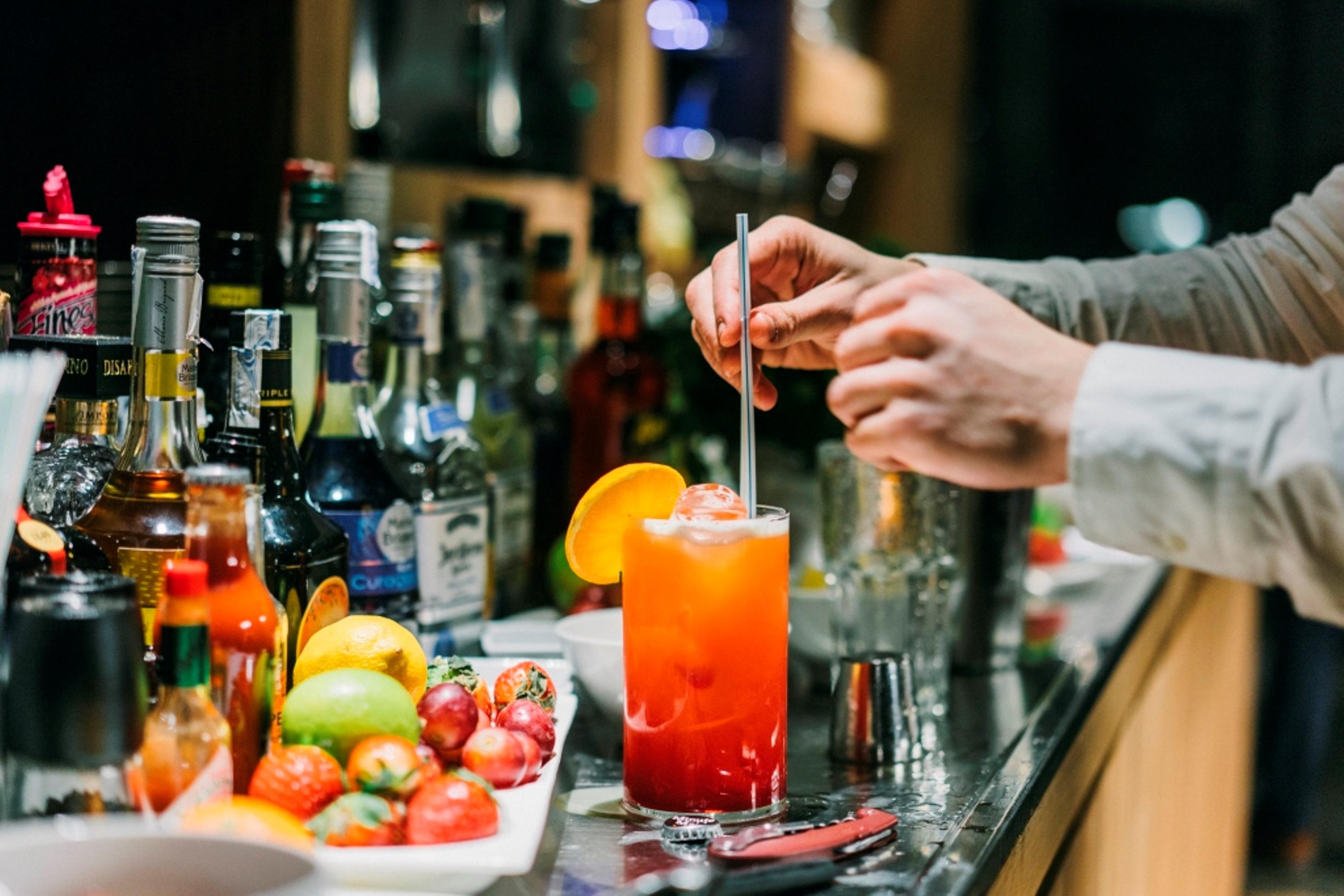 Dear Hotel Madrid Esterno foto A bartender preparing a Negroni