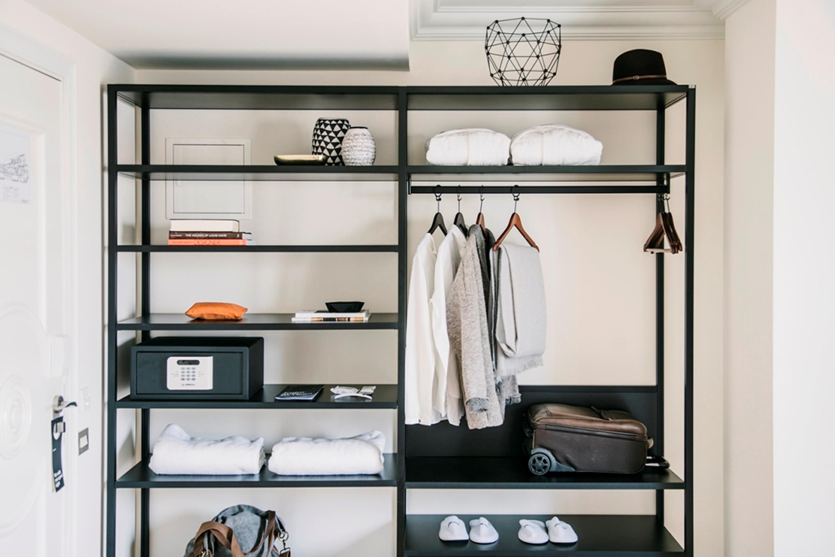 Dear Hotel Madrid Esterno foto A wardrobe