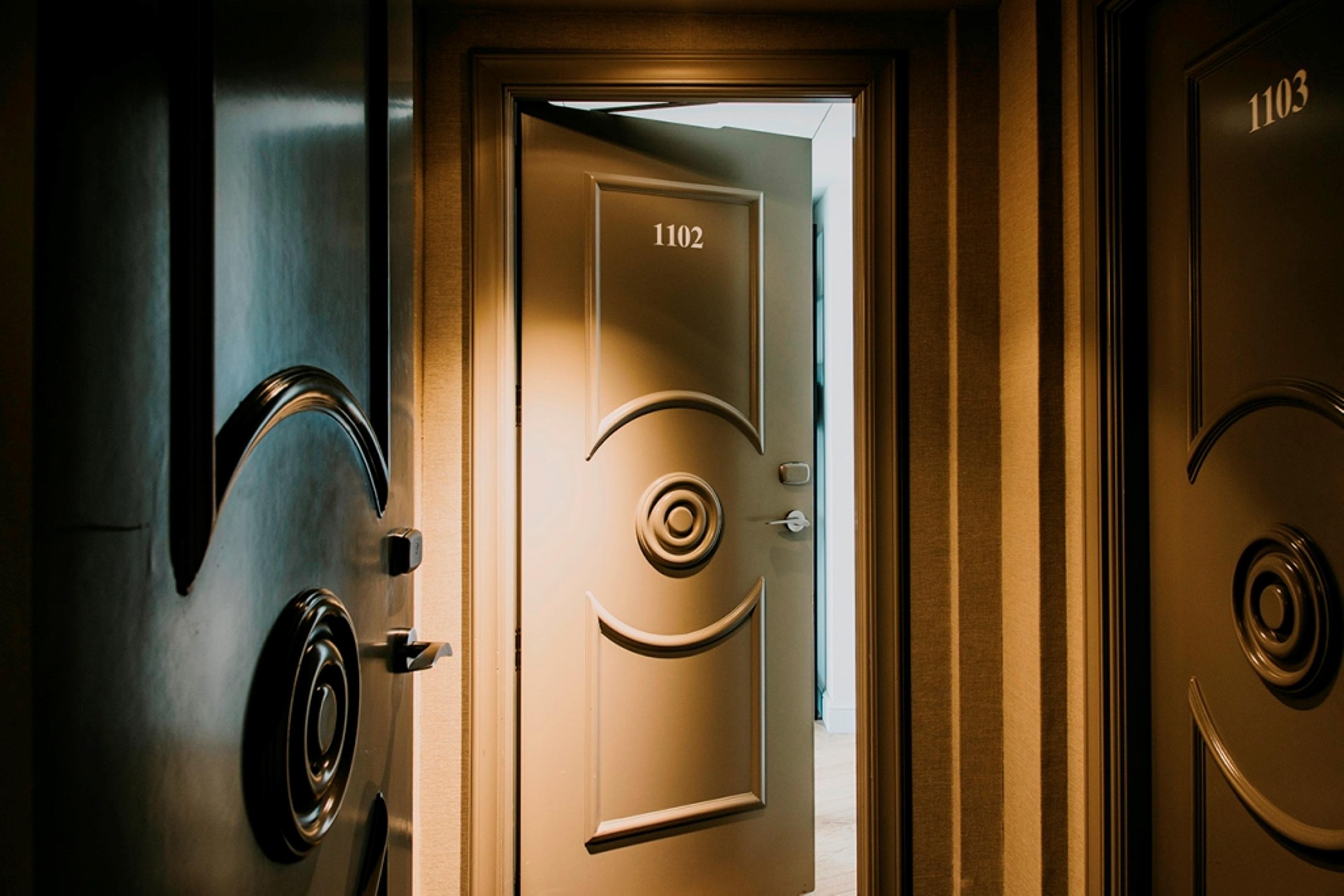 Dear Hotel Madrid Esterno foto The door of the room