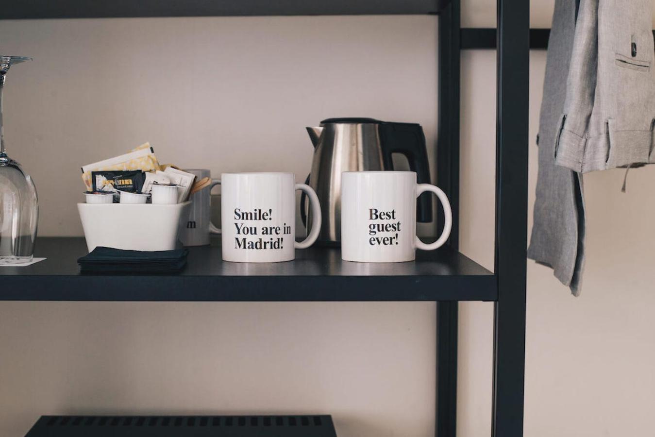 Dear Hotel Madrid Esterno foto Mugs with the phrase "Smile! You are in Madrid"