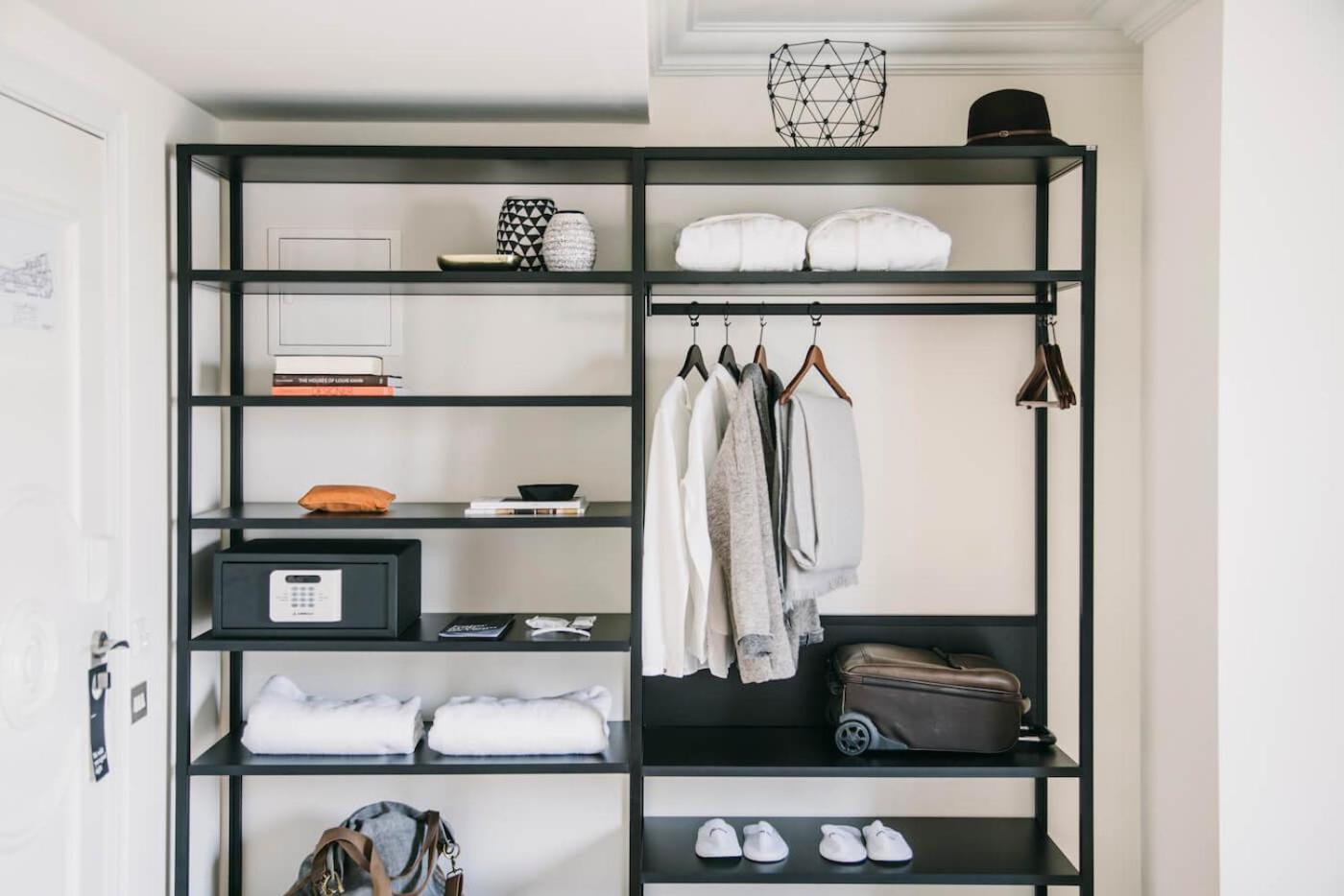 Dear Hotel Madrid Esterno foto A wardrobe