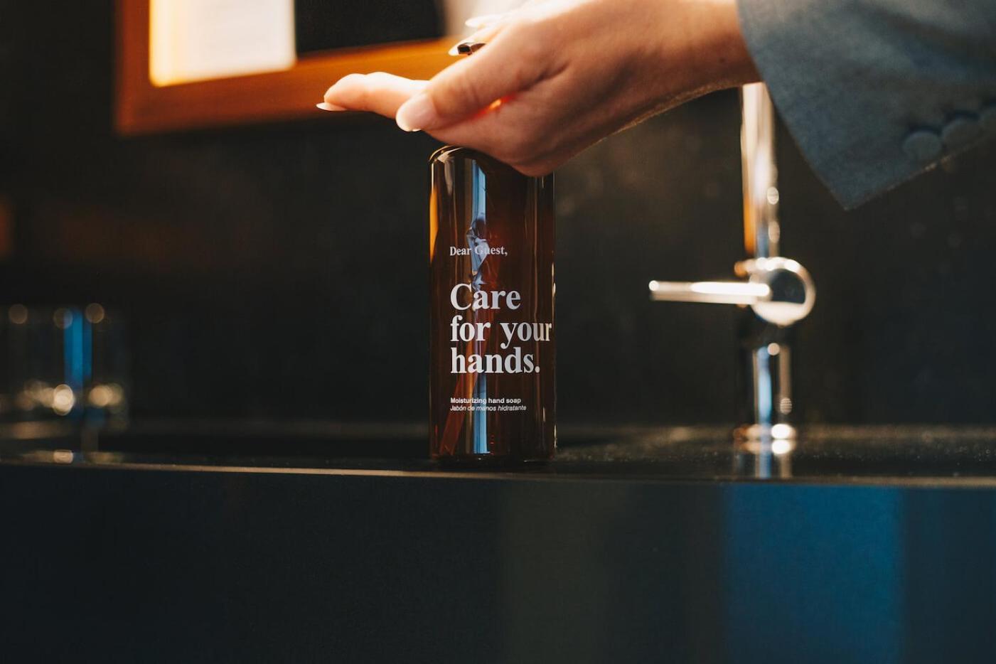 Dear Hotel Madrid Esterno foto Care for your hands
