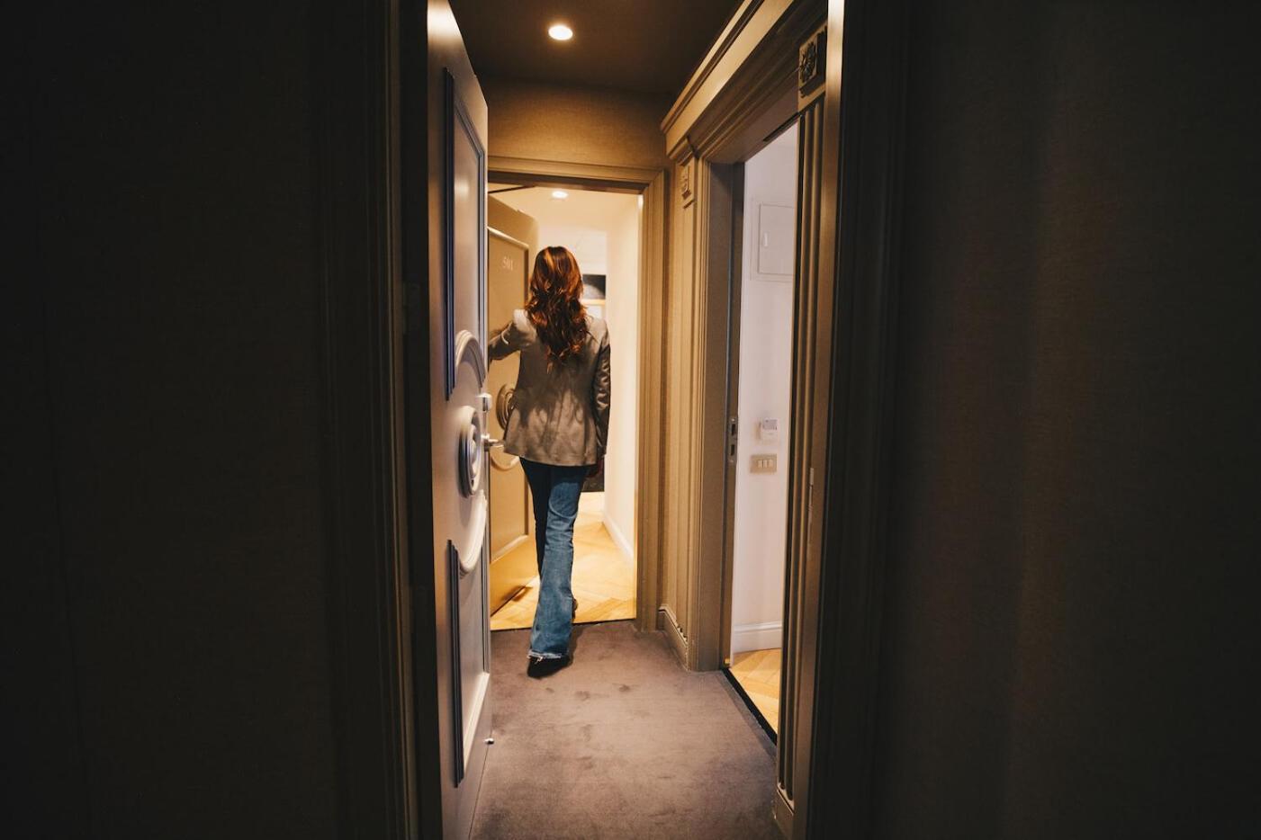 Dear Hotel Madrid Esterno foto A woman walking through a hotel room