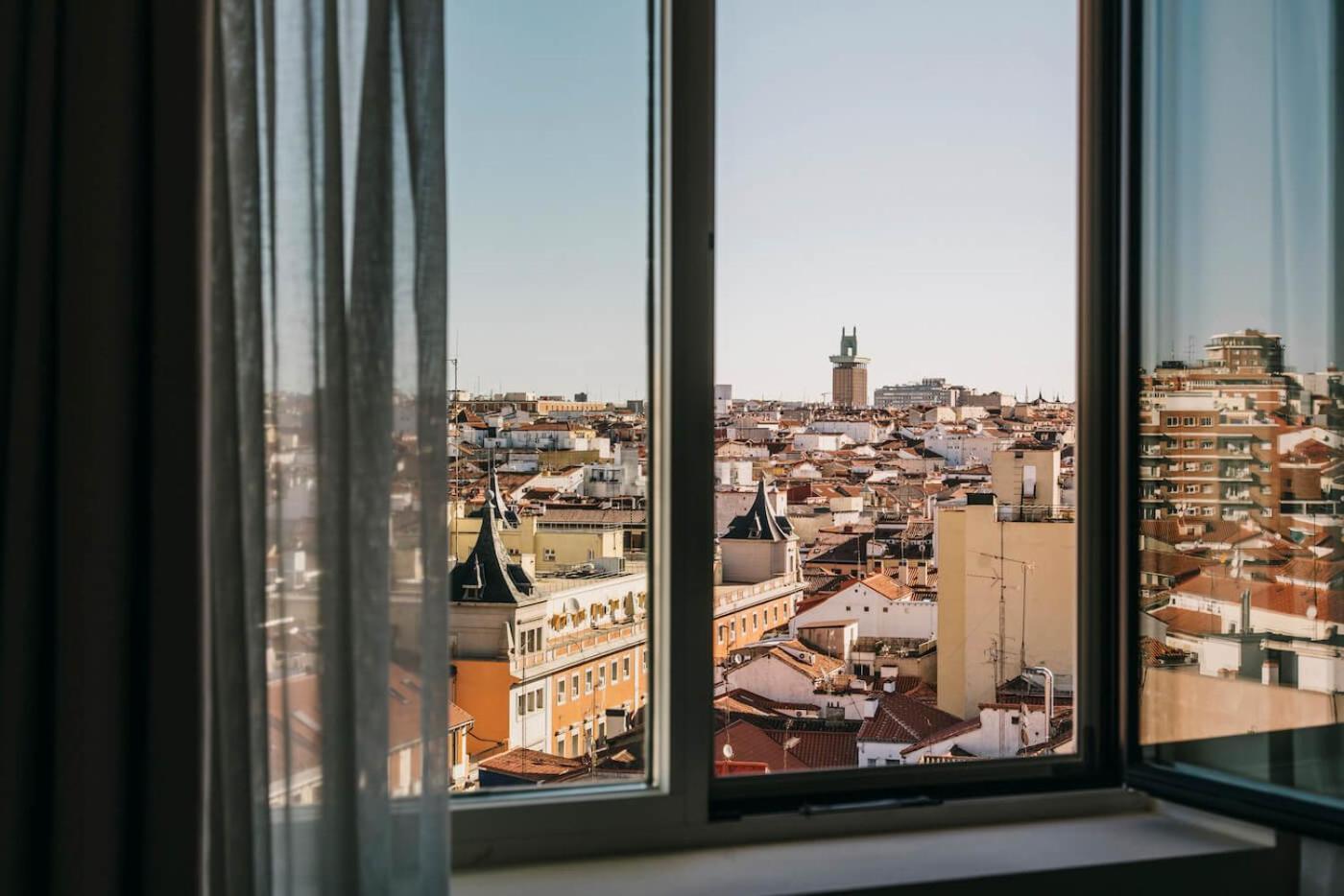 Dear Hotel Madrid Esterno foto Madrid skyline from a window
