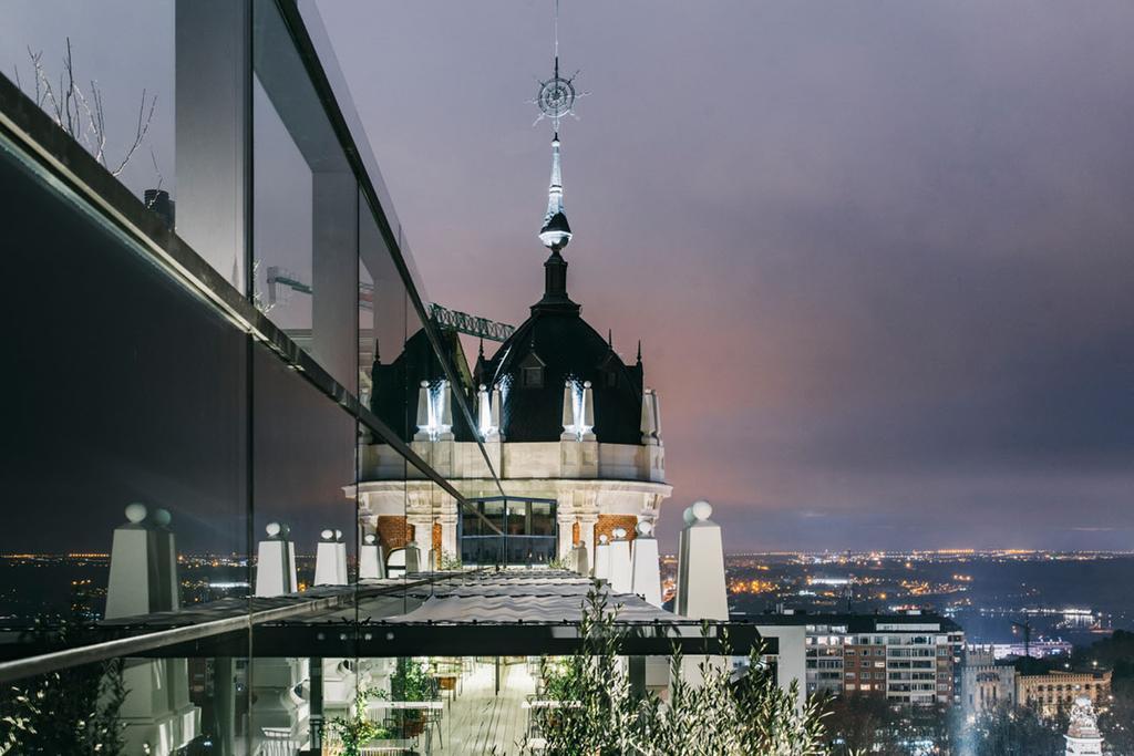 Dear Hotel Madrid Esterno foto The view of the roof of the hotel